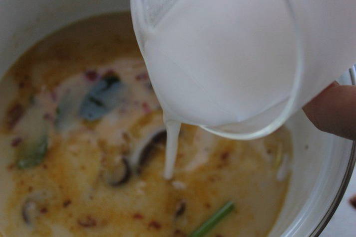 Суп том ям с кокосовым молоком и морепродуктами