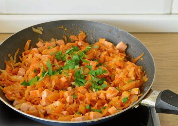 Тушеная капуста с колбасой и томатной пастой на сковороде