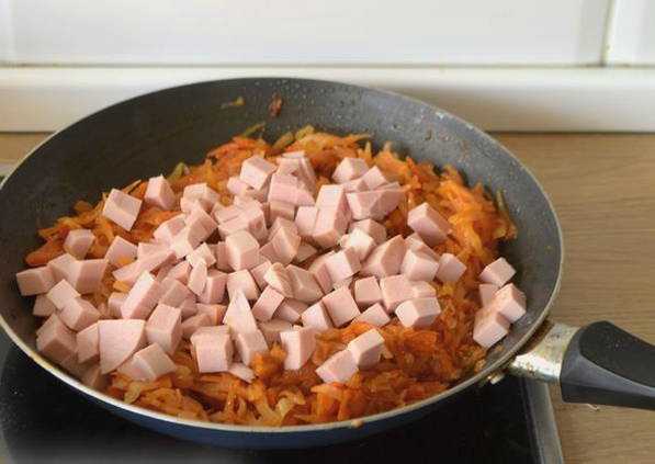 Тушеная капуста с колбасой и томатной пастой на сковороде