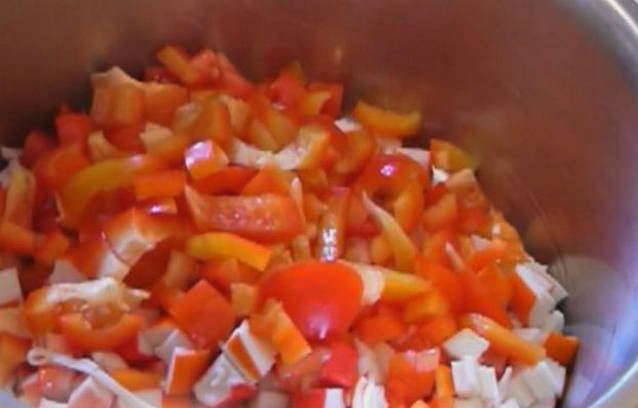 Салат с крабовыми палочками и красной фасолью