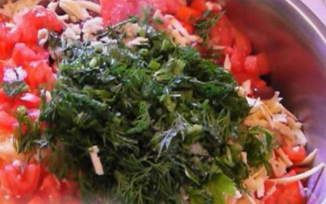 Салат с крабовыми палочками и красной фасолью