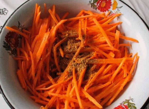 Салат с фасолью, корейской морковью, колбасой и огурцом