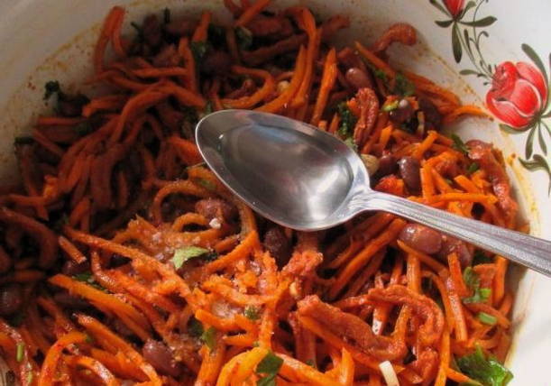Салат с фасолью, корейской морковью, колбасой и огурцом