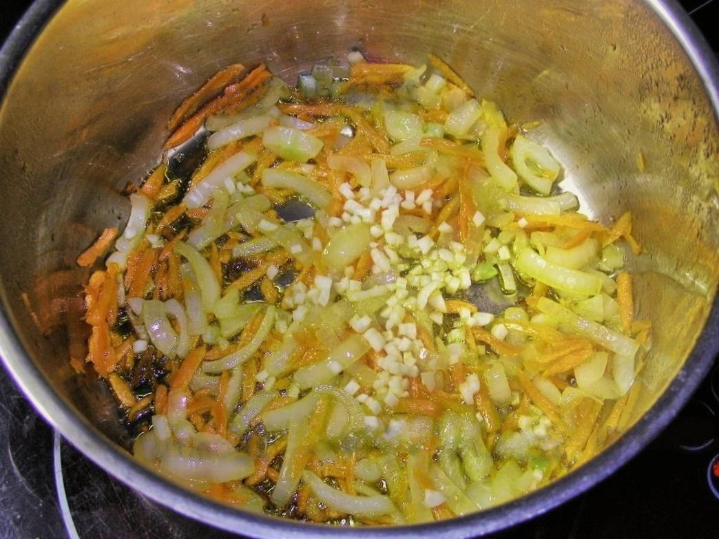 Тефтели с рисом в сметанном соусе в кастрюле