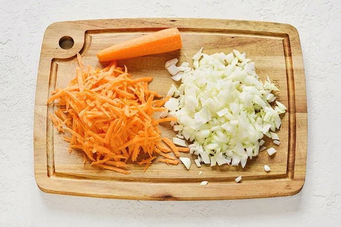 Тушеная капуста с сосисками, томатной пастой, морковью и луком на сковороде