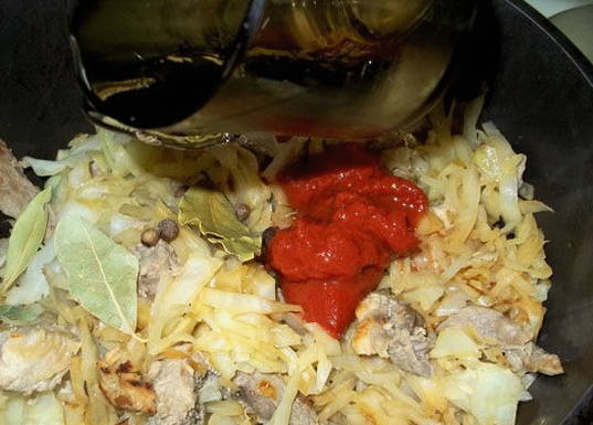 Тушеная капуста с мясом и томатной пастой в казане