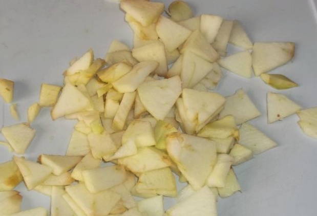 Салат c консервированным тунцом, сельдереем и яблоком