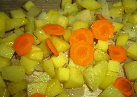 Куриные сердечки с овощами в духовке