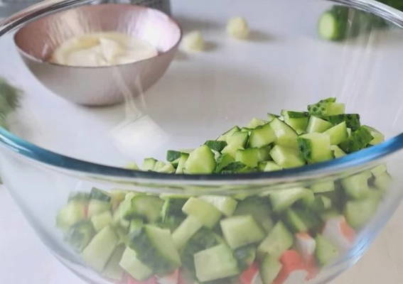 Салат с крабовыми палочками и консервированной фасолью