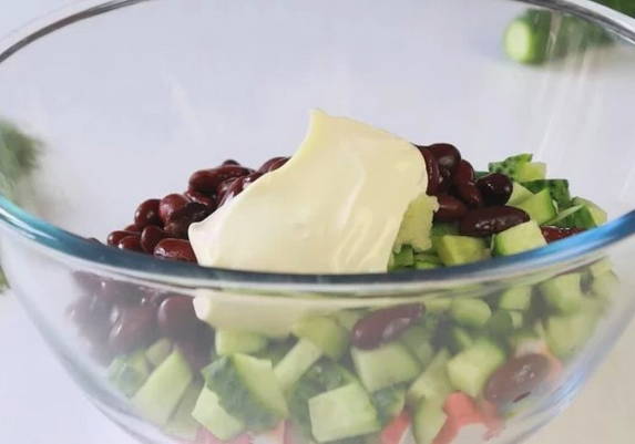 Салат с крабовыми палочками и консервированной фасолью