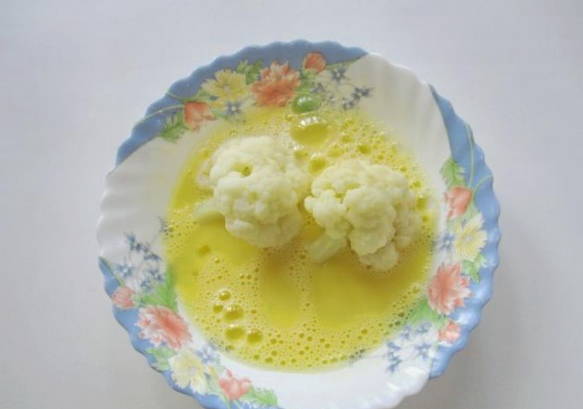 Цветная капуста в кляре с яйцом и мукой на сковороде