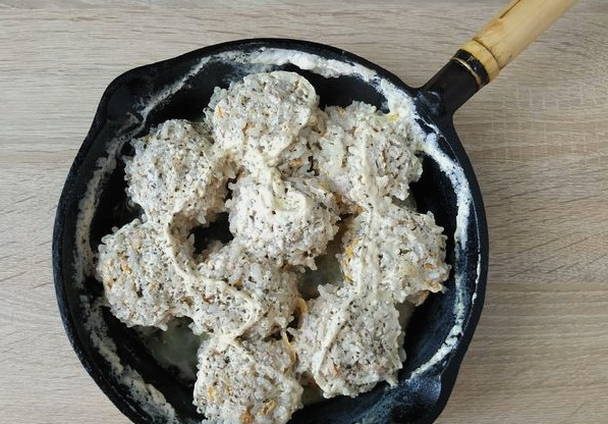 Тефтели с рисом и сметанной подливкой на сковороде
