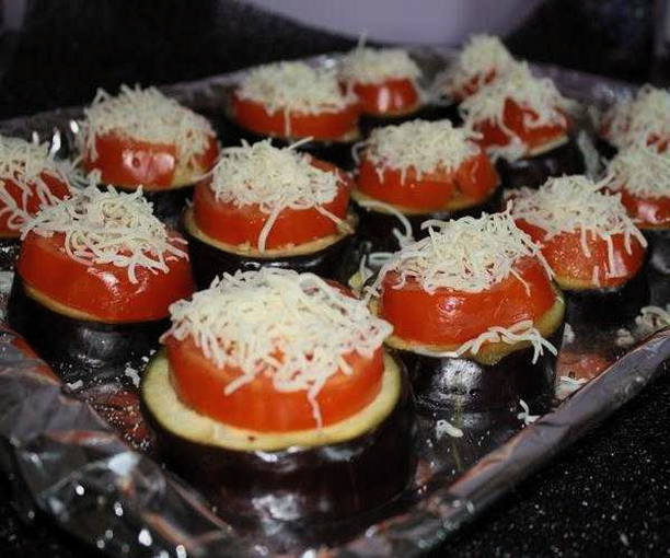 Баклажаны с помидорами, сыром, чесноком и майонезом в духовке