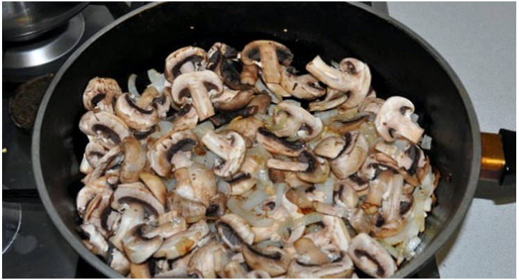 Бефстроганов из свинины с грибами в сметанном соусе на сковороде