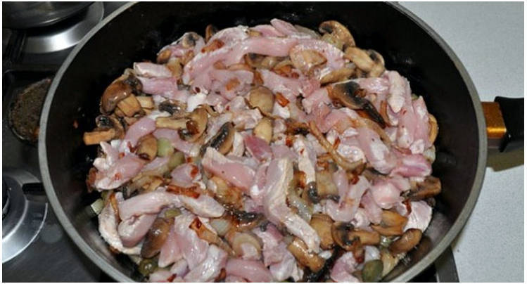 Бефстроганов из свинины с грибами в сметанном соусе на сковороде