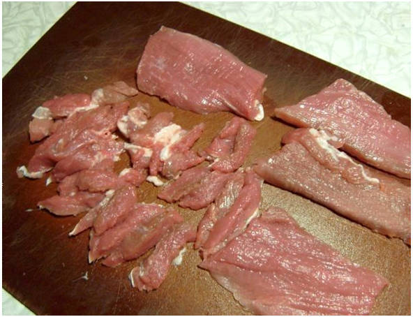 Бефстроганов из свинины с подливкой на сковороде
