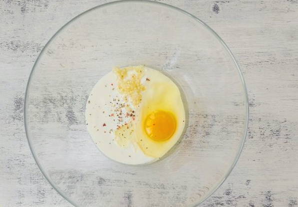Цветная капуста со сметаной, сыром и яйцом в духовке