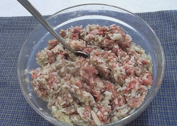 Классический фаршированный перец мясом и рисом в кастрюле