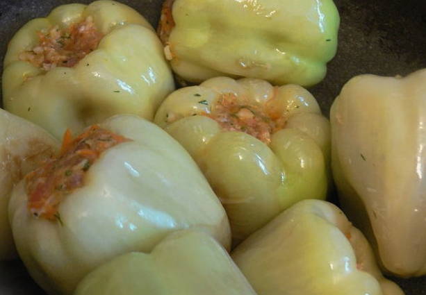Фаршированные перцы в сметанном соусе в кастрюле