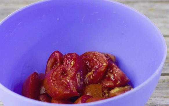 Салат из огурцов и помидоров с луком и растительным маслом без стерилизации на зиму