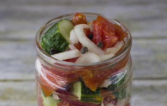 Салат из огурцов и помидоров с луком и растительным маслом без стерилизации на зиму