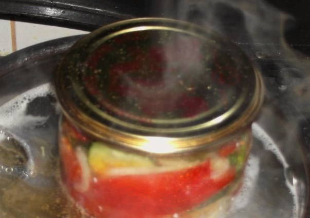 Салат из огурцов и помидоров с луком и растительным маслом со стерилизацией на зиму