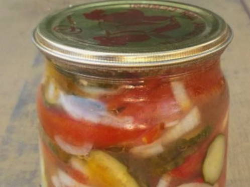 Салат из огурцов и помидоров с луком и растительным маслом со стерилизацией на зиму