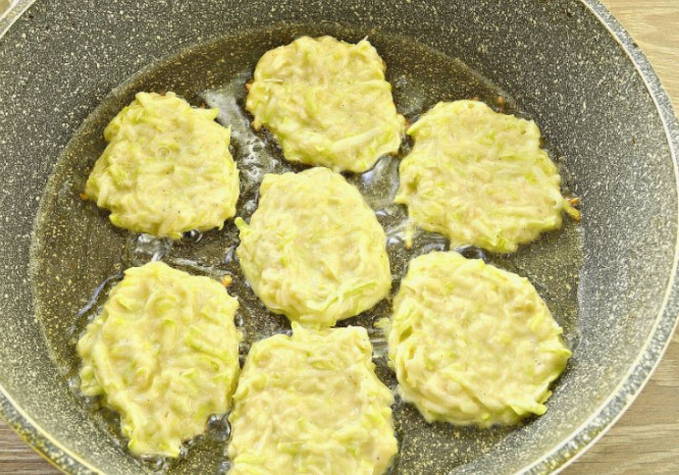 Кабачковые оладьи с сыром и чесноком на сковороде