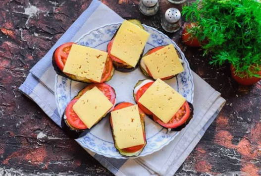 Баклажаны кружочками с помидорами и сыром в духовке