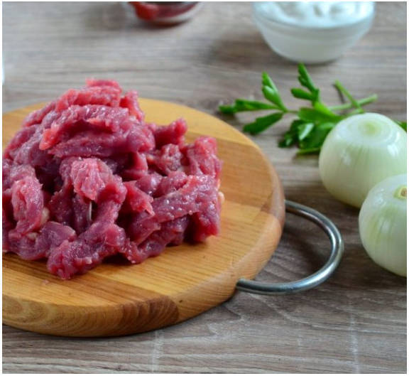 Классический бефстроганов из говядины с томатной пастой на сковороде