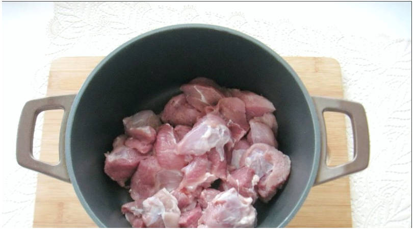 Поджарка из свинины с томатной пастой, луком и сметаной на сковороде