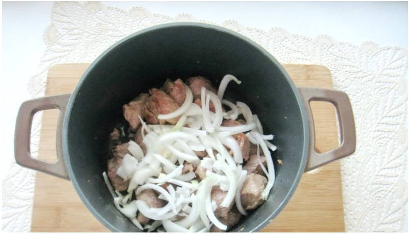 Поджарка из свинины с томатной пастой, луком и сметаной на сковороде