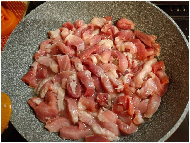 Поджарка из свинины с подливкой из томатной пасты на сковороде