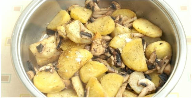 Жареная картошка с грибами и сметаной