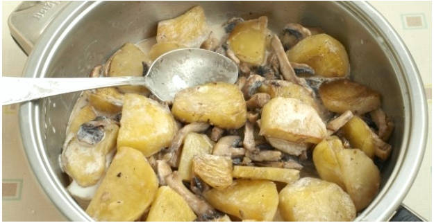 Жареная картошка с грибами и сметаной