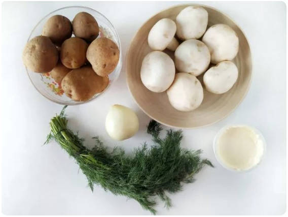 Жареная картошка с грибами и сметаной на сковороде