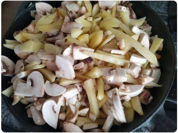 Жареная картошка с грибами и сметаной на сковороде
