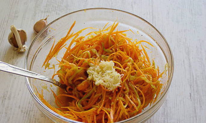 Салат из кабачков и моркови по-корейски быстрого приготовления