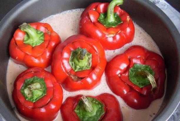 Фаршированные перцы в томатном соусе в мультиварке