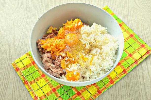 Перец, фаршированный половинками с фаршем, сыром и рисом в духовке