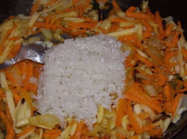 Перец, фаршированный рисом и овощами