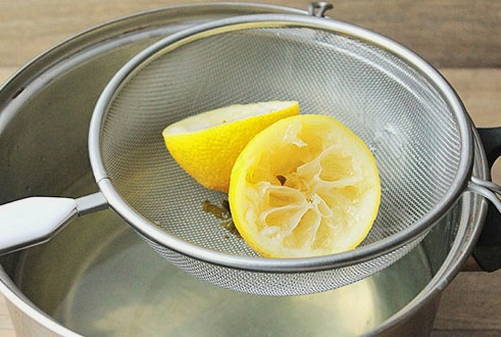 Лимонад из лимона, воды и сахара