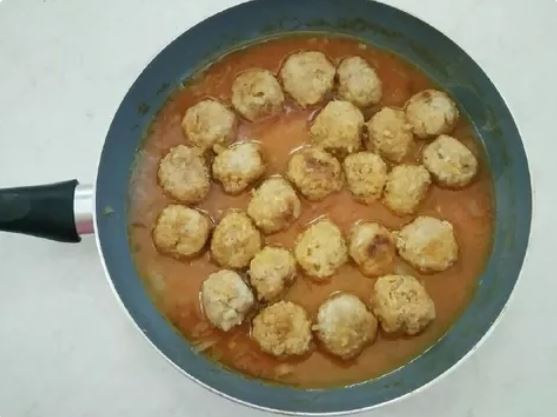 Тефтели с макаронами в томатном соусе на сковороде