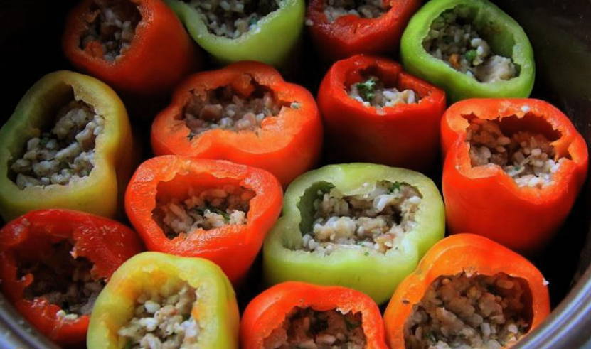 Фаршированные перцы в томатном соусе со сметаной в мультиварке