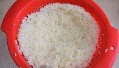 Тефтели с рисом с подливкой из сметаны и томатной пасты на сковороде
