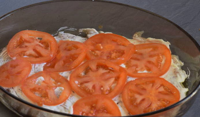 Куриная грудка по-французски с помидорами и сыром в духовке