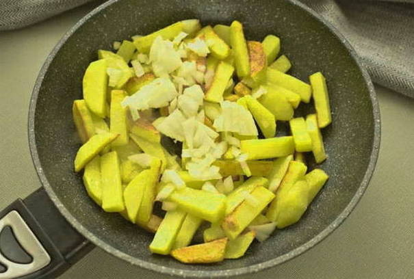 Жареная картошка с фаршем и луком на сковороде