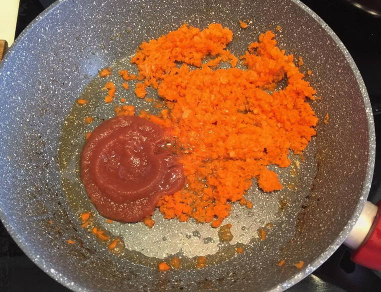 Тефтели из фарша с рисом и подливкой из томатного соуса на сковороде