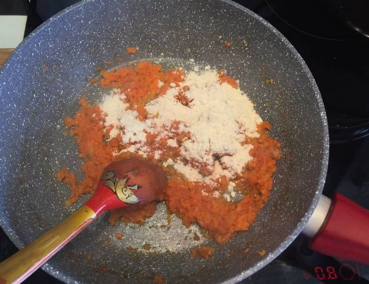Тефтели из фарша с рисом и подливкой из томатного соуса на сковороде
