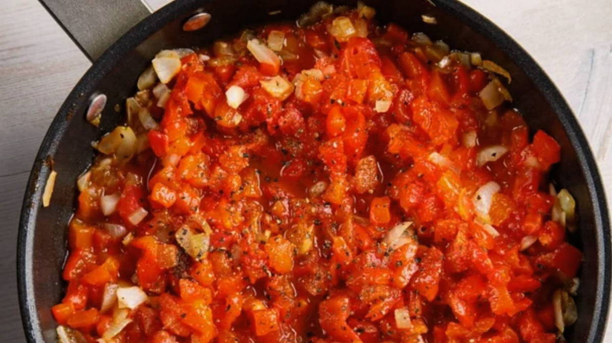 Классический рататуй с кабачками, баклажанами, помидорами и сыром в духовке